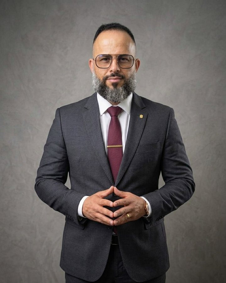 Filipe Ferreira Santana, advogado do escritório, de terno cinza, em fundo neutro